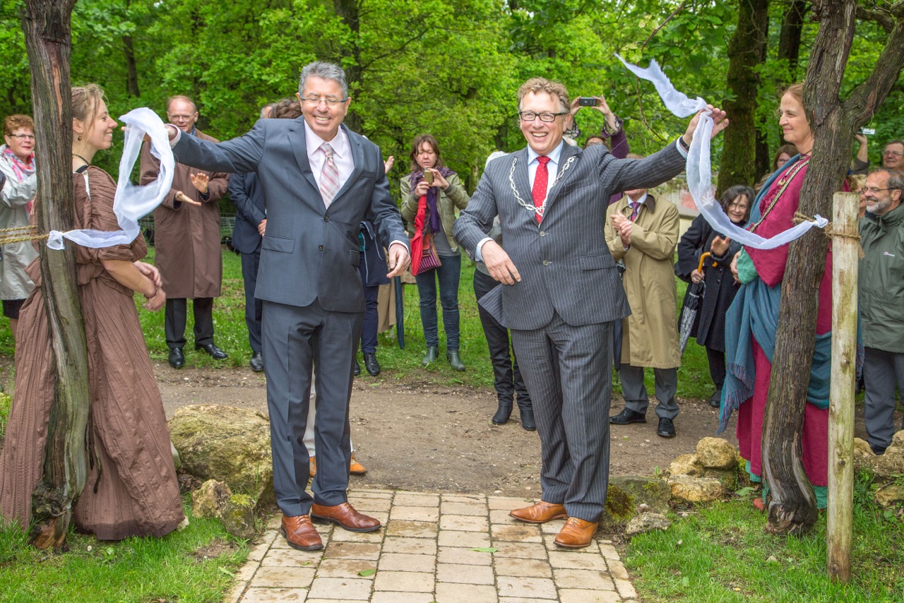 Ambassadeur Haim Divon opent de 'Hidden Garden'